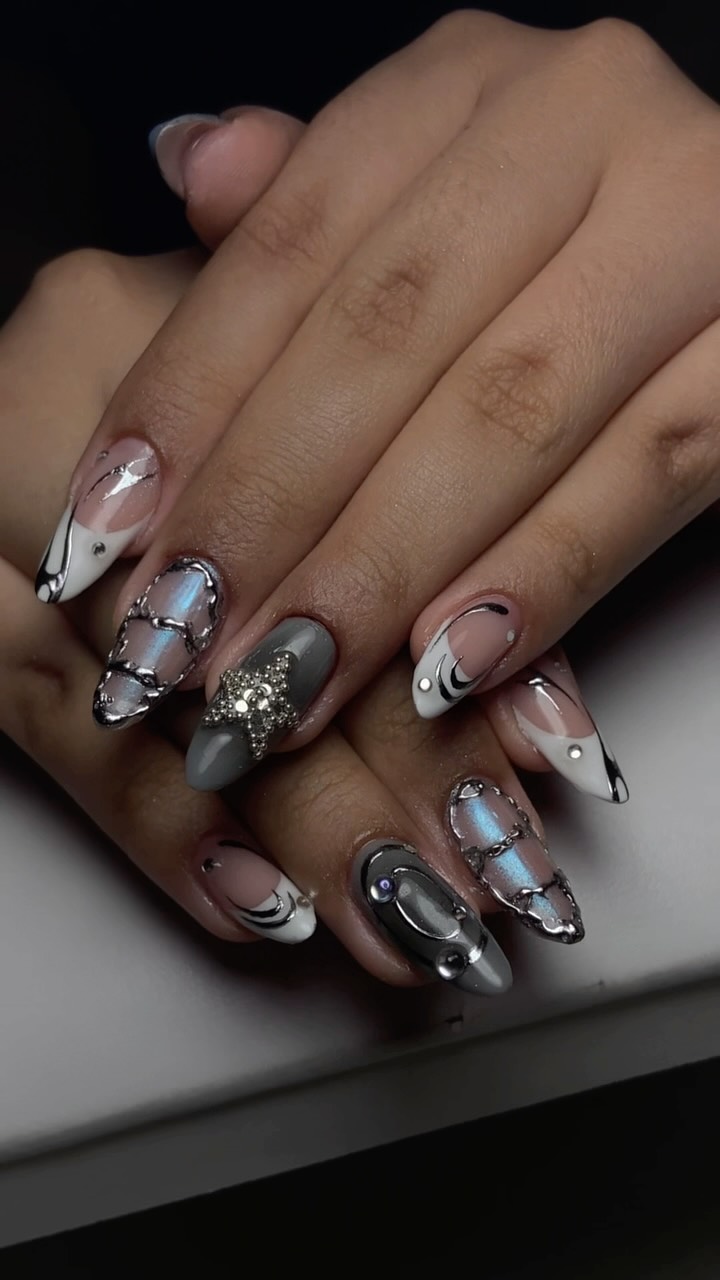 Nail art prata com correntes feita pela Astrid