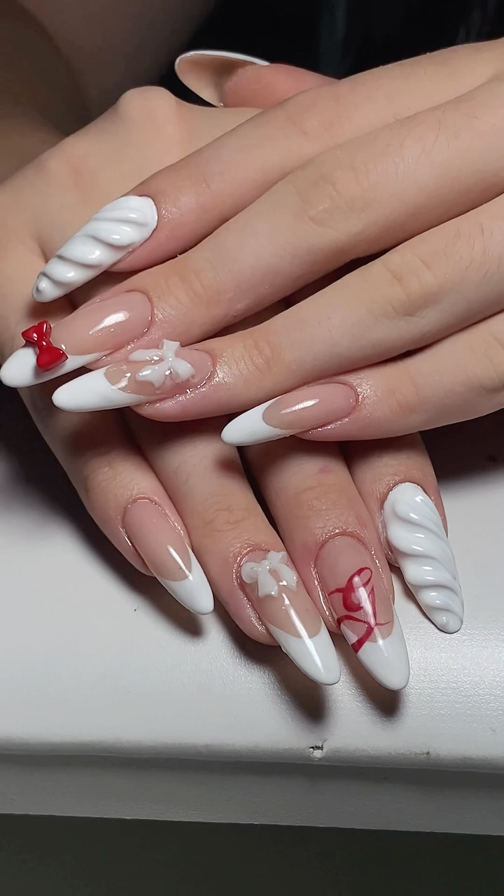 Unhas brancas com laços